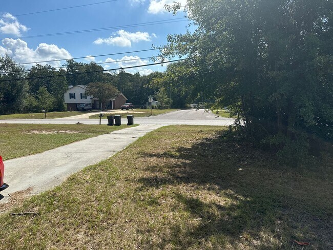 Building Photo - Four Bedroom, Two Bath Home, Just Off Toba...