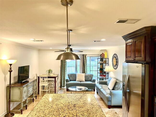 Primary Photo - 2109 N Red Cedar Cir