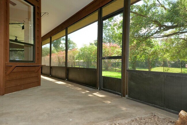 Building Photo - Belle Isle, A Spacious 3/2 Single family h...