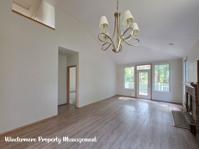 Building Photo - Bright and Spacious, Conveniently located ...