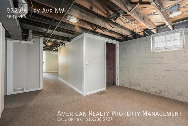 Building Photo - 922 Valley Ave NW