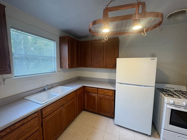 Building Photo - 5913 Vallejo St