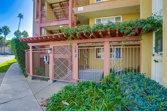 Building Photo - 1 Bedroom Just Blocks From the Ocean