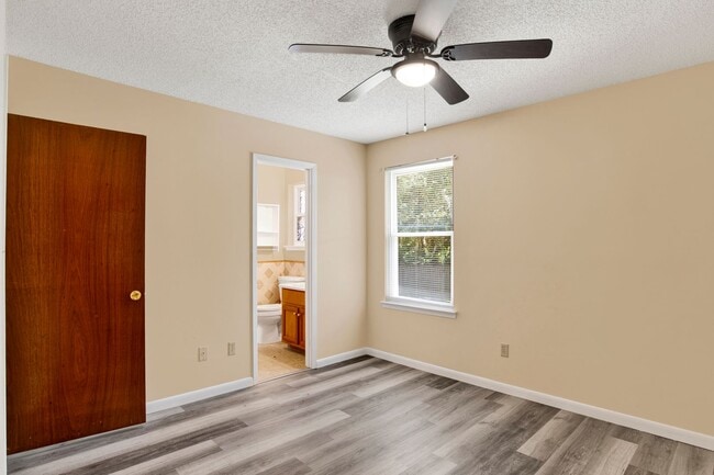 Building Photo - 3 bed 2 bath home with solar panels and la...
