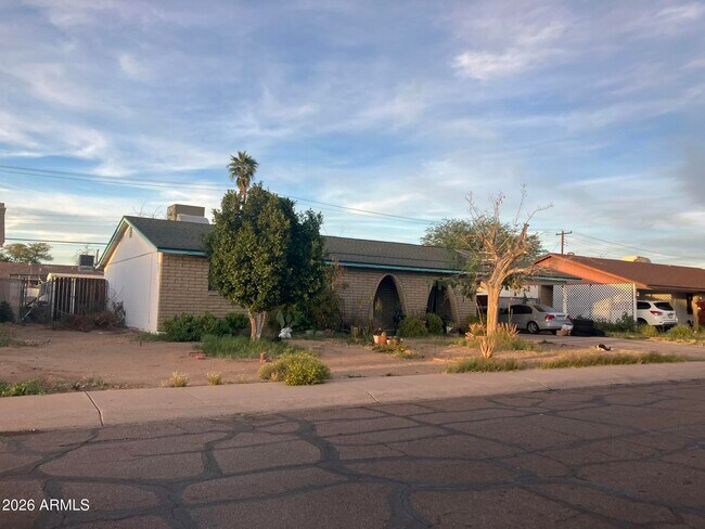 Building Photo - 4214 W Lewis Ave