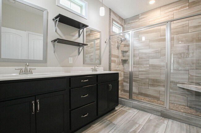 Building Photo - Pet Friendly Four Bedroom!