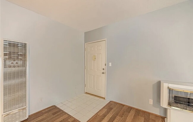 Building Photo - "Chic Woodland Hills Retreat: Spacious 1-B...