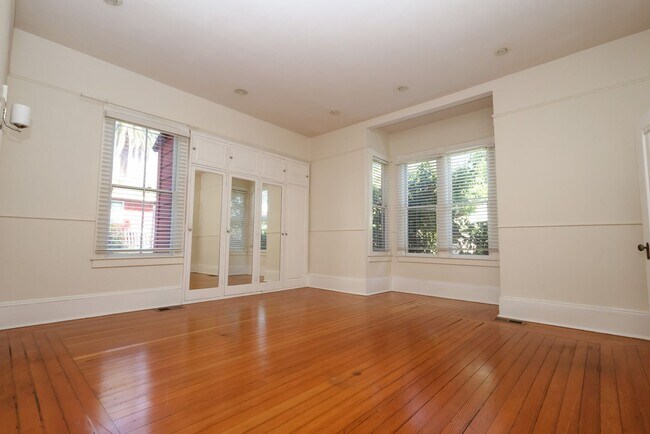 Building Photo - 703 Manzanita Ave