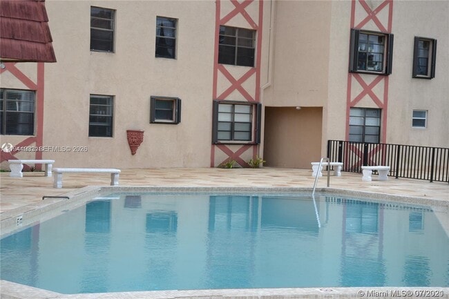 Building Photo - 1325 W 68th St