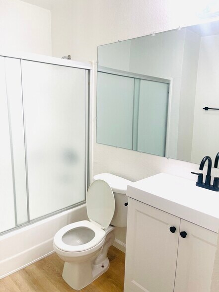 Building Photo - 518 Oak St