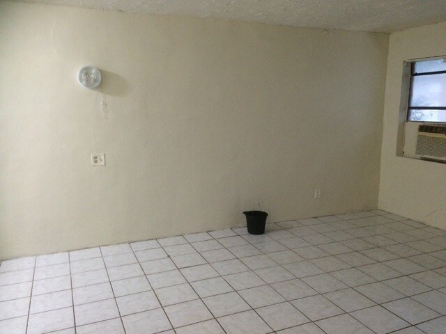 Building Photo - 1712 NW 8th Pl