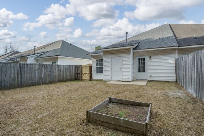 Building Photo - Charming and Newly Renovated 3 Bedroom 2 B...