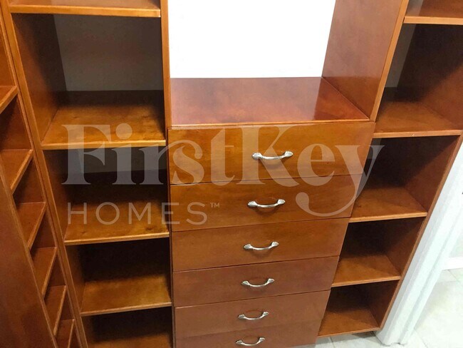 Building Photo - 241 SW 32nd Terrace