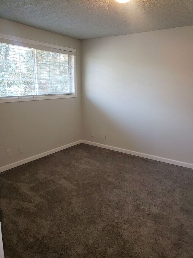 Building Photo - Fully Remodeled 3 Bedroom Townhome! *Move in Special*