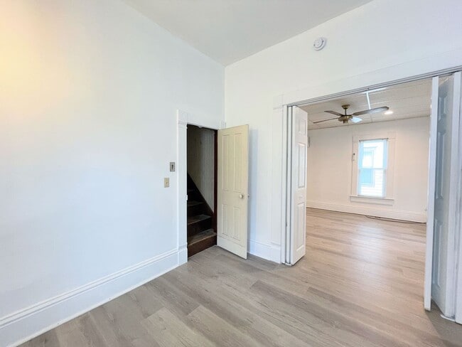 Building Photo - Spacious 2 bedroom with garage