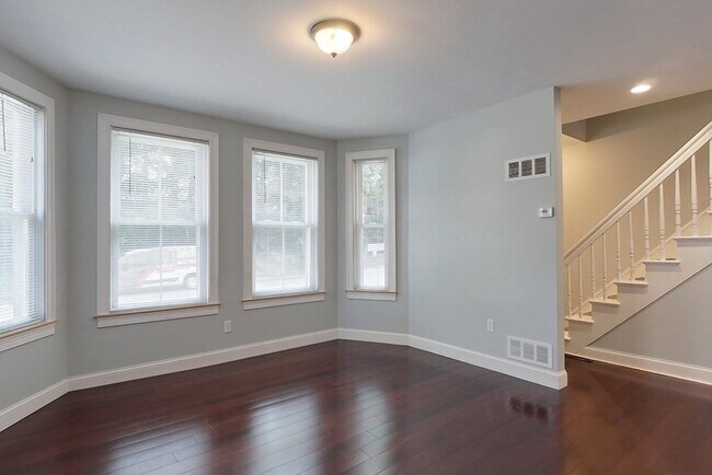 Building Photo - 10-12 Broadway St