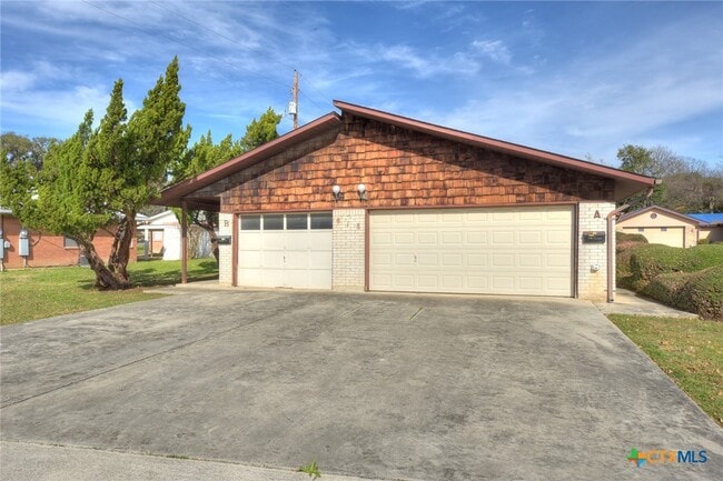 Building Photo - 818 Lois St