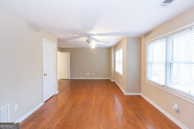 Building Photo - 155 Glenwood Ln