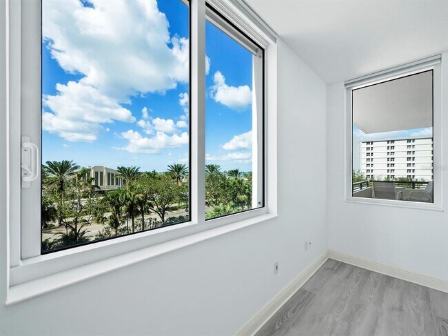 Building Photo - 800 N Tamiami Trl