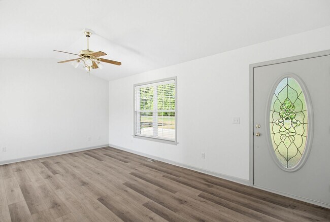 Building Photo - Beautifully Updated 3 bedroom, 2 bathroom Brick Ranch in Lexington