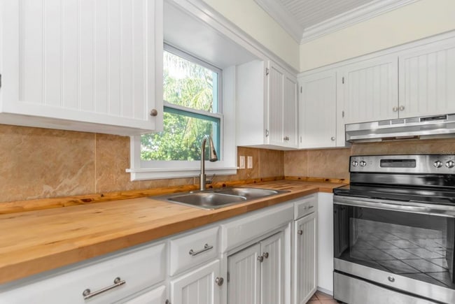 Building Photo - 2132 Coronet Dr