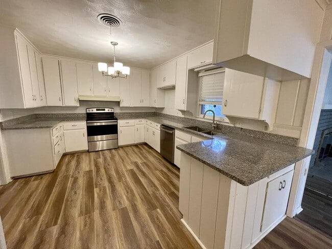 Building Photo - 1205 College Oaks Dr