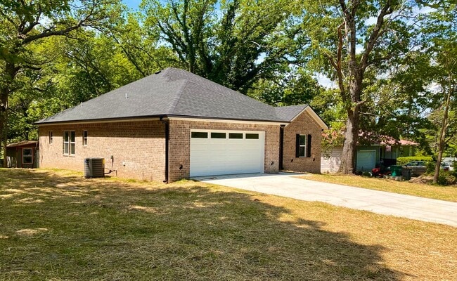 Building Photo - Newer 3 Bedroom 2 Bath home on Large lot!!!