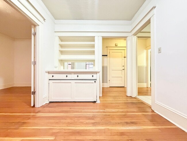 Building Photo - 2 Weeks Free! Charming 2nd Floor 1-Bed Condo in Ideal Nob Hill Location, W/S/G Included