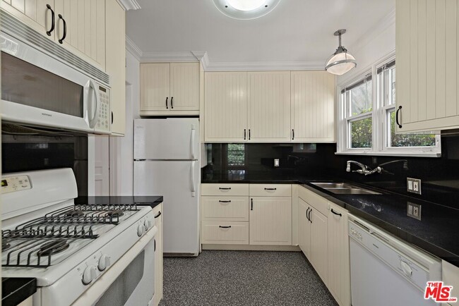 Building Photo - 8948 Burton Way