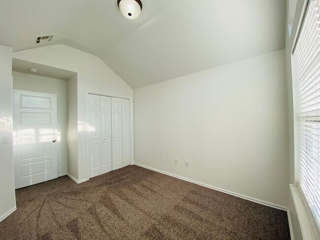 Building Photo - 407 S Pointe Ln