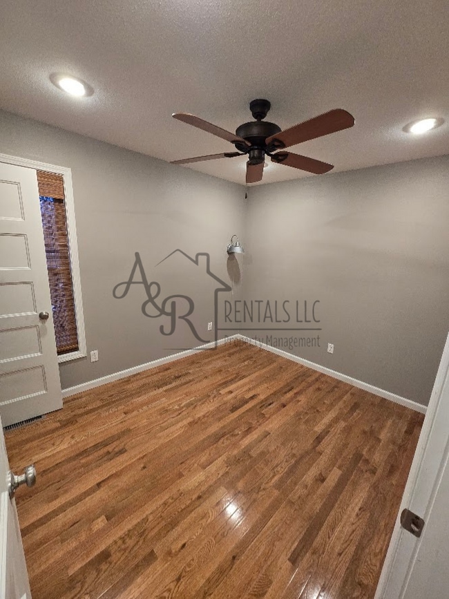 Building Photo - 301 E 7th St