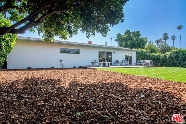 Building Photo - 6627 Lennox Ave