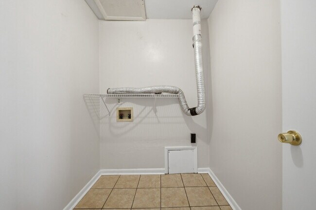 Building Photo - AMAZING 3 BED, 2 FULL BATH APARTMENT FOR RENT IN OCEAN VIEW!