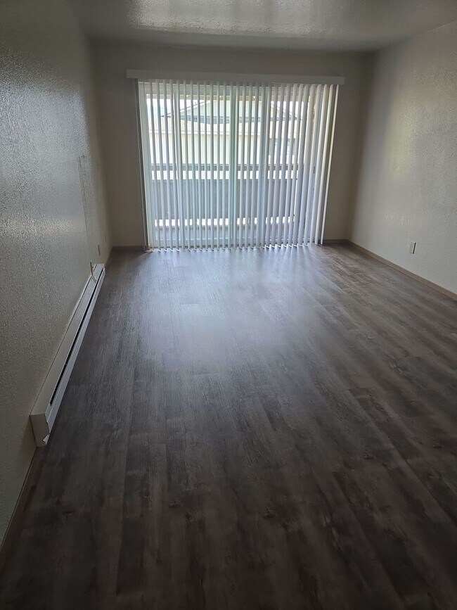 Building Photo - Over 1500 sqft! 3 bedroom 2 full bath suit...