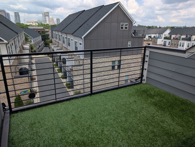 Building Photo - Georgeous townhome located in the Central ...