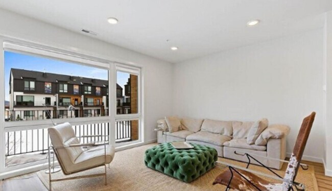 Building Photo - MODERN 3 BEDROOM 3 BATH NEAR CAMPUS