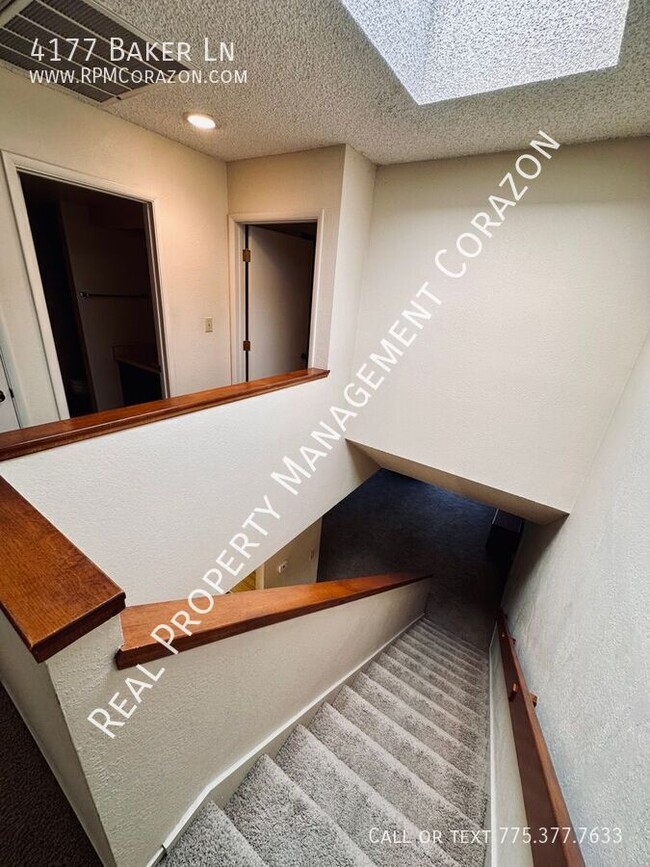 Building Photo - Spacious 2 bedroom apartment w/ A/C, washe...