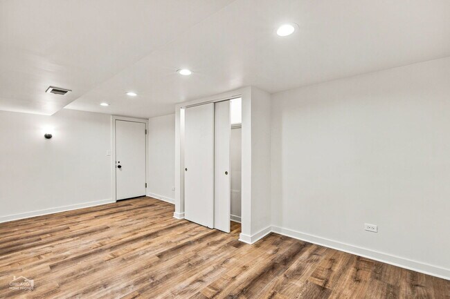 Building Photo - 560 W Arlington Pl