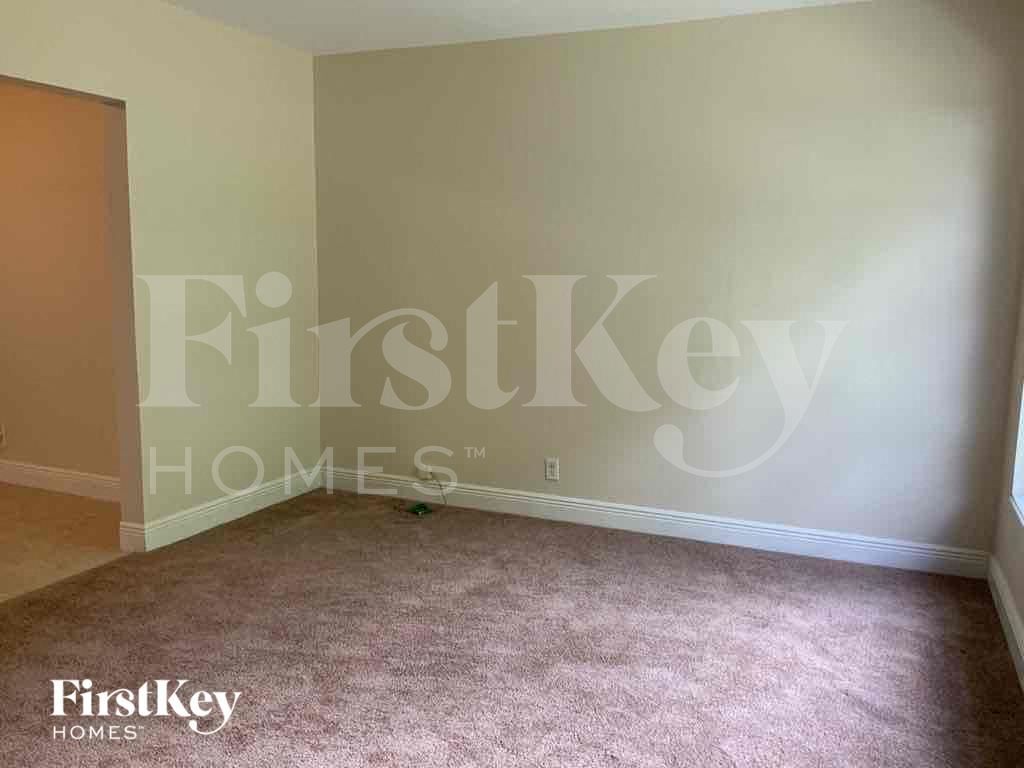 Building Photo - 727 S Pine St