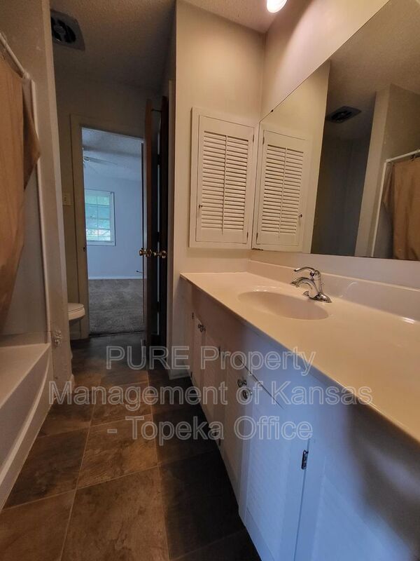 Building Photo - 3323 SW Arrowhead Rd