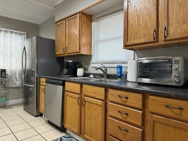 Building Photo - 2 Bedroom Home With 1 Car Garage