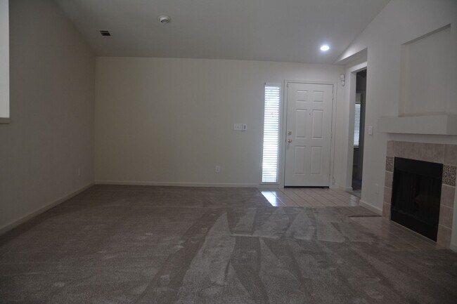 Building Photo - 5163 Tehachapi Way