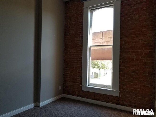 Building Photo - 1534 River Dr