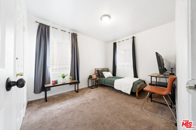 Building Photo - 640 W 81st St