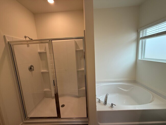 Building Photo - Springville Schools One Level 4 Bedroom / 3 Bathroom/ 3 Car Garage