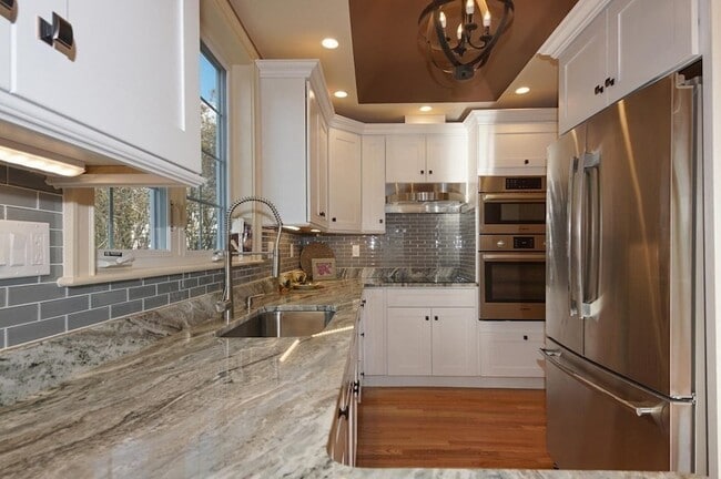 Building Photo - 276 Waverley Ave