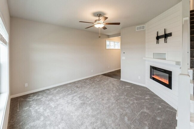 Building Photo - CORNER UNIT!! 3 Bed, 2.5 Bath Townhome in Ankeny