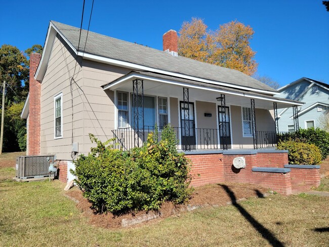 Building Photo - Charming 3-Bedroom, 1 Bathroom Ranch