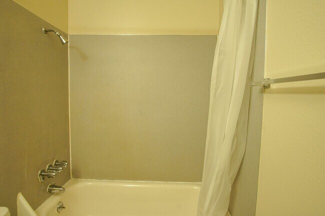 Building Photo - Top Floor One Bedroom Near OHSU Ready Early January!