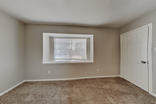 Building Photo - 10834 Glenora Dr